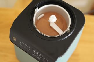 装好搅拌叶，放入主机内，盖上盖子。