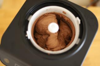 时间到，浓郁的巧克力冰淇淋就做好了。