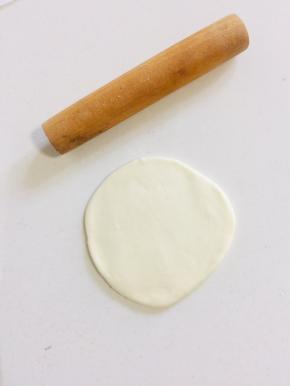 取一个小剂子揉圆按扁，在擀成圆形的薄片！