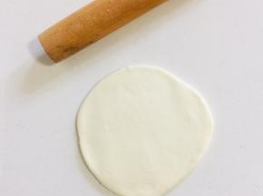取一个小剂子揉圆按扁，在擀成圆形的薄片！