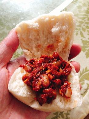 干豆角猪油渣馅儿，剩余的面团做了几个馒头，塞点香辣豆豉，感觉回到学生时代！