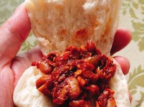 干豆角猪油渣馅儿，剩余的面团做了几个馒头，塞点香辣豆豉，感觉回到学生时代！