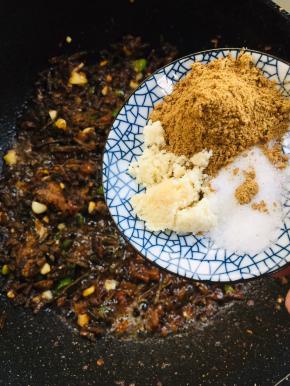 一勺盐，一勺五香粉，一勺鸡精！