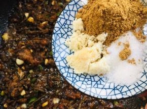 一勺盐，一勺五香粉，一勺鸡精！