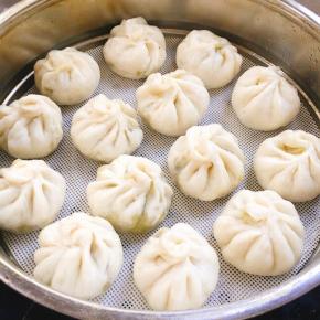 看看我今天蒸的包子咋样？皮薄陷儿多，咬一口满嘴的猪油渣的香味……