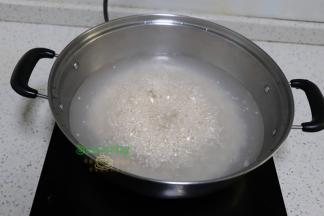煮锅倒入适量的水，煮沸之后，把冲洗过的西米，倒入锅里煮熟，中间外表晶莹剔透，中间还有白点。