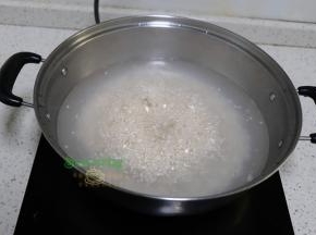 煮锅倒入适量的水，煮沸之后，把冲洗过的西米，倒入锅里煮熟，中间外表晶莹剔透，中间还有白点。