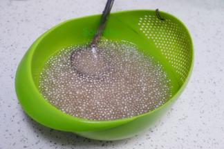 捞出西米，快速过冷水，1把多余的黏液、淀粉冲洗掉。这个时候的西米看见上去还有少许白点，可以焖2至3分钟。