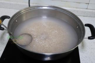 把锅清洗干净，倒入适量水，煮沸之后，把西米倒入锅里，再次煮熟。