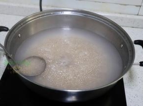 把锅清洗干净，倒入适量水，煮沸之后，把西米倒入锅里，再次煮熟。
