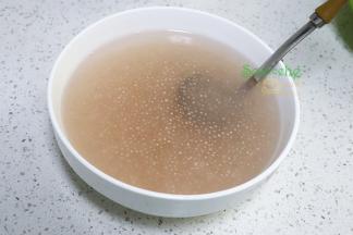 煮熟的西米，已经完全没有白点，倒入一个大的陶瓷或玻璃的碗里。放凉之后，包裹一层保鲜膜，放入冰箱冷藏。