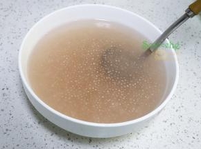 煮熟的西米，已经完全没有白点，倒入一个大的陶瓷或玻璃的碗里。放凉之后，包裹一层保鲜膜，放入冰箱冷藏。