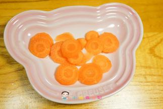 胡萝卜去皮切片，一定要切薄一点容易蒸熟