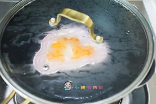 把胡萝卜蒸熟备用，可以用筷子插一下能插进去就是熟透了，这个很薄十分钟肯定熟了