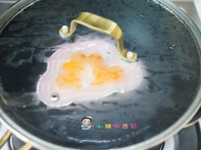 把胡萝卜蒸熟备用，可以用筷子插一下能插进去就是熟透了，这个很薄十分钟肯定熟了