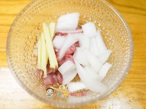 加姜洋葱腌制去腥