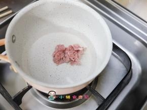 冷水下锅把肉煮熟捞出