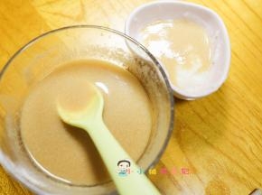 混合这个米糊给孩子吃就可以啦一定不可以给孩子吃太稀的米糊哦营养密度太低