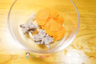 加入煮熟的胡萝卜，还有水把它打成泥，