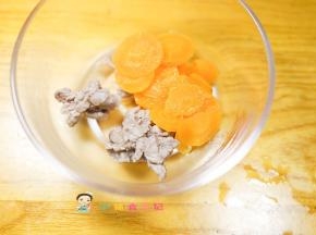 加入煮熟的胡萝卜，还有水把它打成泥，