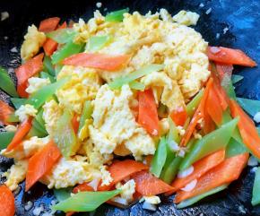 放入炒好的鸡蛋同时放入盐和味精