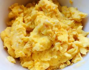 鸡蛋炒至八成熟盛入碗中