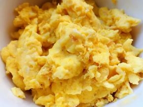 鸡蛋炒至八成熟盛入碗中