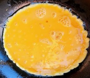 鸡蛋打散放入少许盐锅中倒入底油加热倒入蛋液中火炒制