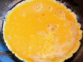 鸡蛋打散放入少许盐锅中倒入底油加热倒入蛋液中火炒制