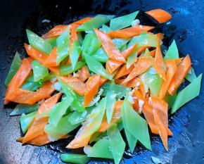 放入胡萝卜大火炒至断生