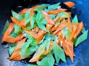 放入胡萝卜大火炒至断生