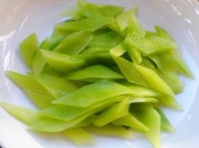 莴笋切成马蹄片胡萝卜同样切法