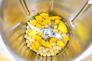 南瓜泥可以用贝贝南瓜也可以用普通南瓜，贝贝南瓜味道会更浓郁，南瓜切块+150g水+鹰嘴豆放入料理机内，如果是一岁以上可以把水换成牛奶这样营养更好