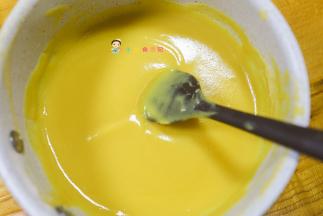 倒入奶锅中小火，边煮边搅拌，搅拌成这样的糊糊就是熟了