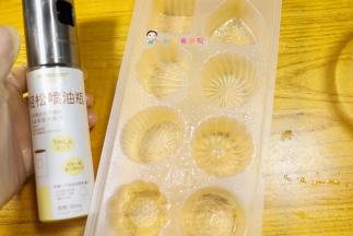 准备一个模具也可以用饭盒，表面喷油