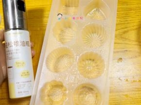 准备一个模具也可以用饭盒，表面喷油