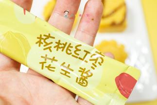 根据自己的口味淋上各种酱就更好吃了