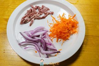把牛肉、洋葱、胡萝卜切丝备用