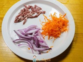 把牛肉、洋葱、胡萝卜切丝备用