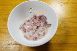 牛肉加入蛋清跟淀粉用手抓匀，这一步非常重要