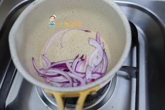 锅内加入洋葱炒一炒香