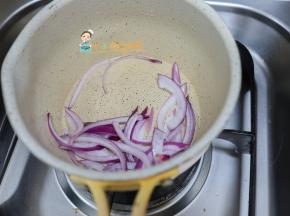 锅内加入洋葱炒一炒香