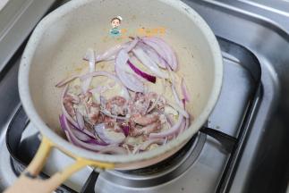 然后加入牛肉翻炒