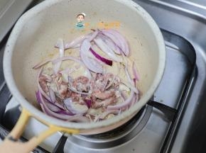 然后加入牛肉翻炒