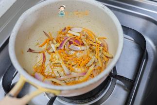 胡萝卜切得很细所以最后加入