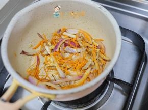胡萝卜切得很细所以最后加入