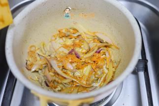 可以加一点水把所有食材全部煮熟即可