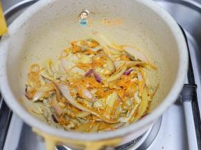 可以加一点水把所有食材全部煮熟即可