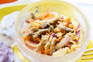 蛋清跟淀粉抓一抓这一步很重要是牛肉嫩滑的关键