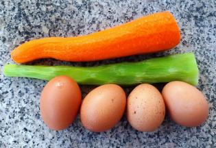 准备原材料鸡蛋、莴笋和胡萝卜去皮洗净沥干水份